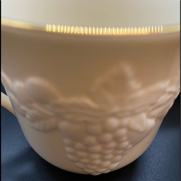 💥SOLD💥 EUC Lenox Cream Colored and Gold Grape Design Mugs - Picture 3 of 8